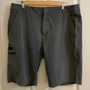 Mens size 36 Grundens fishing shorts